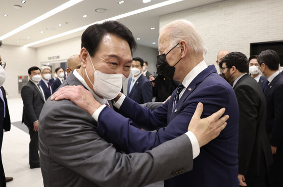 조 바이든 미국 대통령이 20일 경기 평택 삼성전자 반도체 P3 공장을 둘러본 후 이동하던 윤석열 대통령의 어깨에 팔을 올리며 대화하고 있다. 대통령실사진기자단