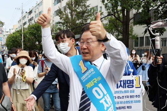 이재명 더불어민주당 총괄선거대책위원장이 20일 인천 계양구 계산3동 일대에서 시민들과 인사를 나누며 지지를 호소하고 있다. 2022.5.20/뉴스1