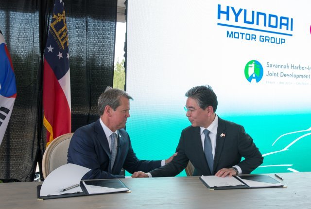 현대자동차그룹이 22일 미국 조지아주에 전기차 전용 공장 신설을 공식 발표했다. 장재훈 현대차 사장(오른쪽)과 브라이언 켐프 조지아 주지사(왼쪽)이 21일(현지 시간) 미국 현지에서 투자 협약을 맺은 뒤 악수하고 있다.