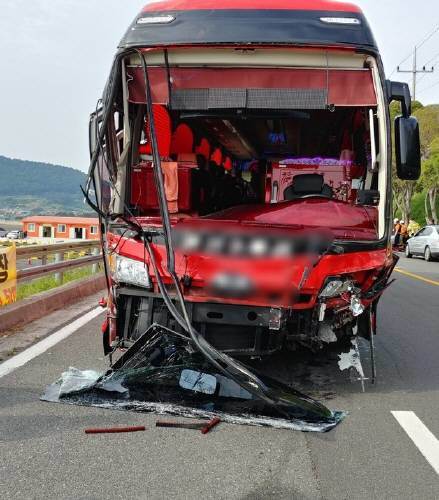 경남 남해에서 승용차와 충돌해 심하게 파손된 버스. (경남경찰청 제공)