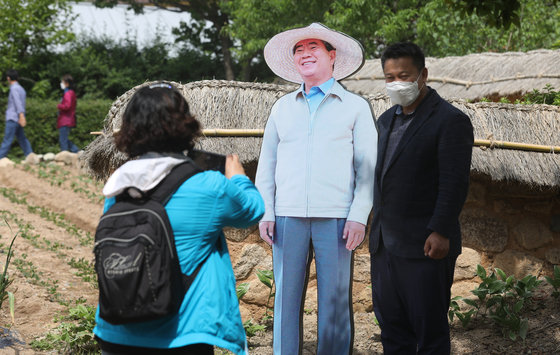 23일 오전 경남 김해시 진영읍 봉하마을 ‘고 노무현 전 대통령 12주기 추도식’을 찾은 시민들이 노무현 전 대통령 등신대와 기념 촬영을 하고 있다. 2021.5.23/뉴스1 © News1