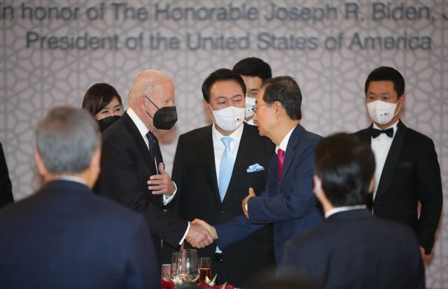 조 바이든 미국 대통령이 21일 오후 서울 용산구 국립중앙박물관에서 열린 한미 정상 환영만찬에서 한덕수 국무총리와 악수하고 있다. (대통령실사진기자단) 2022.5.21/뉴스1