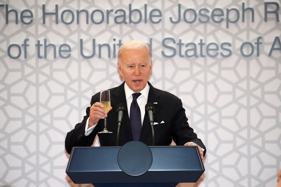 조 바이든 미국 대통령이 21일 오후 서울 용산구 국립중앙박물관에서 열린 한미 정상 환영만찬에서 건배제의를 하고 있다. 대통령실사진기자단