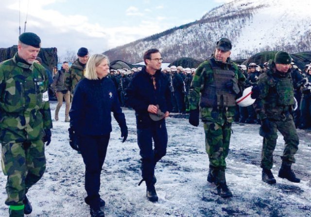 마그달레나 안데르손 스웨덴 총리(왼쪽에서 두 번째)가 나토군의 ‘콜드 리스펀스’ 훈련을 시찰하고 있다. 노르웨이 국방부