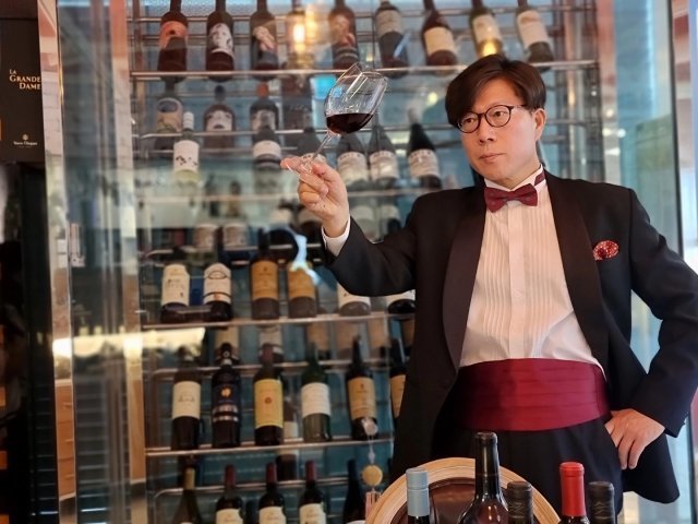 와인칼럼니스트 겸 와인바 사장이 된 김욱성 씨(65)