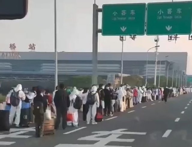 “상하이 탈출하자” 역 향하는 수 km 행렬 16일 중국 상하이시를 떠나려는 사람들이 훙차오역으로 몰려 인근 도로를 따라 수 km에 이르는 행렬이 늘어섰다. 독자 제공