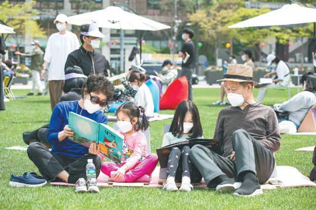 주말 가족들과 함께 ‘책 읽는 서울광장’을 찾은 시민들이 여유롭게 독서를 즐기고 있다. 책 읽는 서울광장은 10월까지 진행된다. 서울시 제공