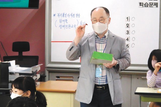 대기업 대표이사를 지낸 뒤 청소년 상담가로 활동 중인 문두식 씨가 서울시내 초등학교에서 스마트폰 중독 위험성을 강의하고 있다. 문두식 씨 제공