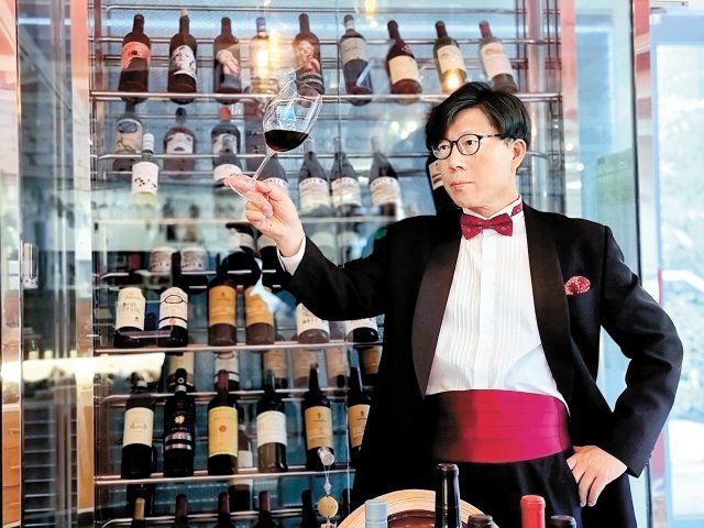 와인 칼럼니스트이자 와인바 사장인 김욱성 씨가 한 와인 학습모임에서 시음할 와인을 설명하고 있다. 김욱성 씨 제공