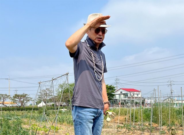 경기 고양시 행복나눔텃밭에서 작물 재배법을 설명하고 있는 김재광 씨. 김재광 씨 제공