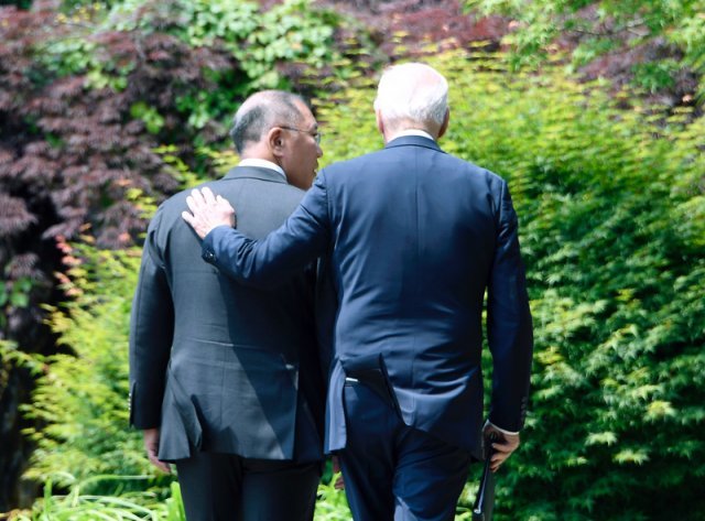 조 바이든 미국 대통령과 정의선 현대자동차 회장이 22일 오전 서울 용산구 그랜드하얏트서울에서 환담을 갖고 되돌아가며 대화하고 있다. 2022/05/22 현대자동차 제공