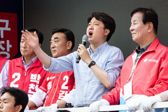 이준석 국민의힘 대표가 22일 울산 북구 명촌사거리에서 시민들에게 지지를 호소하고 있다. 2022.5.22/뉴스1