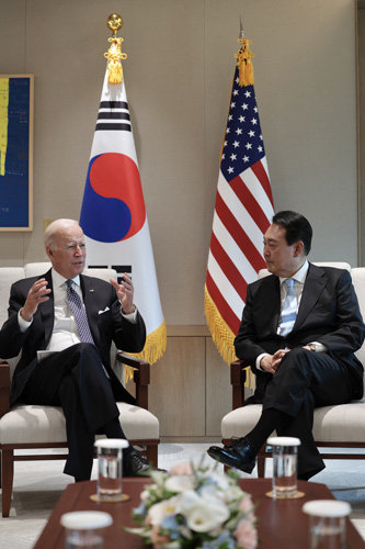 윤석열 대통령(오른쪽)과 조 바이든 미국 대통령이 21일 서울 용산 대통령실에서 핵심 관계자들만 참석한 가운데 소인수 정상회담을 하고 있다. 대통령실사진기자단
