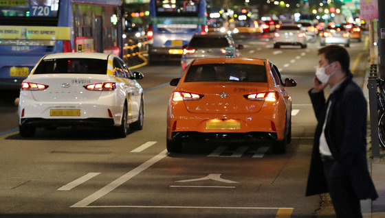 지난 4월 26일 저녁 서울 종각역 부근에서 택시들이 운행을 하고 있다.  © News1