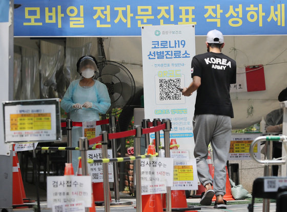 서울 중랑구 보건소에 마련된 신종 코로나바이러스 감염증(코로나19) 선별진료소를 찾은 시민이 PCR 검사를 준비하고 있다. /뉴스1 © News1