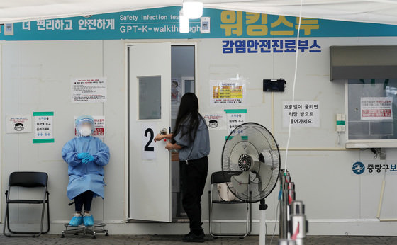 서울 중랑구 보건소에 마련된 신종 코로나바이러스 감염증(코로나19) 선별진료소를 찾은 시민이 PCR 검사를 받기 위해 진료부스로 들어가고 있다./뉴스1