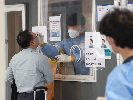 지난 20일 오전 서울역 광장에 마련된 신종 코로나바이러스 감염증(코로나19) 임시선별검사소에서 시민들이 PCR(유전자 증폭) 검사를 받고 있다. © News1