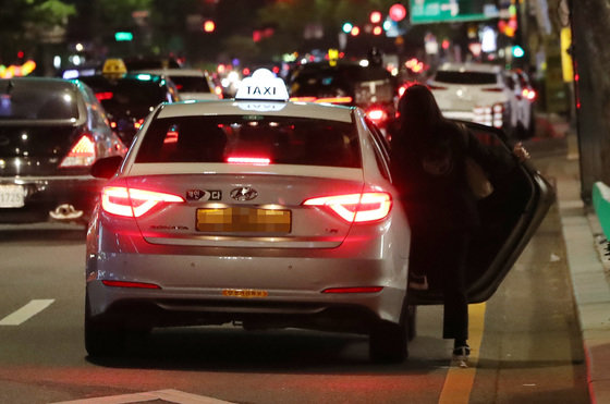 26일 저녁 서울 종각역 부근에서 한 시민이 택시를 이용하고 있다.  2022.4.26/뉴스1