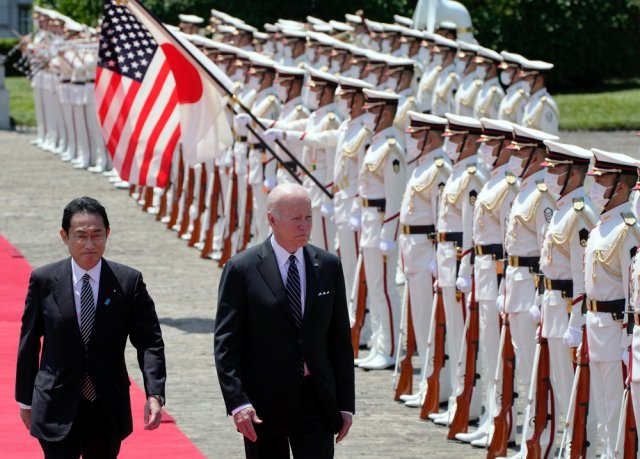 일본을 방문중인 조 바이든 미국 대통령(오른쪽)과 기시다 후미오 일본 총리와 함께 23일 도쿄 아카사카궁에서 의장대를 사열하고 있다. 도쿄=AP/뉴시스