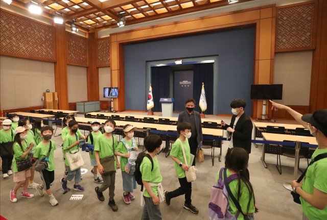 23일부터 그동안 공개되지 않았던 청와대 영빈관과 춘추관에 대해 내부관람을 할 수 있게됐다. 서울 교동초등학교 학생들이 춘추관 2층 브리핑룸을 둘러보고있다.