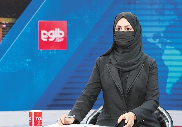 아프가니스탄 매체 톨로뉴스의 여성 앵커 카테레 아마디가 22일 히잡을 쓰고 얼굴을 가린 채 방송을 진행하고 있다. 카불=AP 뉴시스
