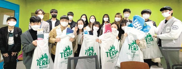 중앙대학교 환경동아리 ‘지구인’ 회원들이 테라 맥아 포대를 활용해 대학가에서 수거한 현수막들을 들고 있다. 하이트진로 제공