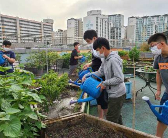 ‘도시녹화 주민제안사업’에 참여한 아이들이 직접 심은 묘목에 물을 주고 있다. 올해만 서울시민 5200여 명이 사업에 참여해 나무와 꽃을 심었다. 서울시 제공