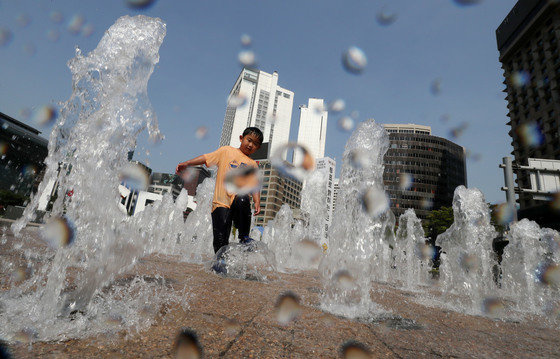 서울 낮 최고기온 30.1도를 기록하는 등 올해 들어 가장 더운날인 23일 오후 서울광장 분수대에서 한 어린이가 물놀이를 하고 있다. 2022.5.23/뉴스1 © News1