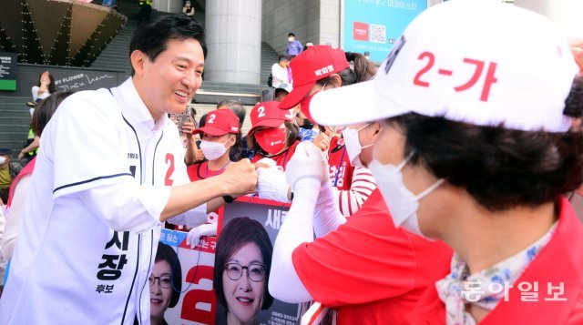 오세훈 국민의힘 서울시장 후보가 23일 서울 용산구 용산역광장에서 선거운동원들을 만나 인사를 하고 있다. 원대연기자 yeon72@donga.com