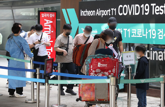 인천국제공항 코로나19 검사센터에서 입국자들이 검사를 받기 위해 들어서고 있다. 뉴스1