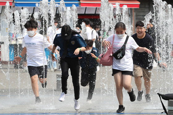 23일 오후 대구의 낮 기온이 31도를 넘으며 초여름 날씨가 이어진 가운데 달서구 테마파크 이월드로 체험학습을 온 학생들이 바닥분수 물줄기 사이를 뛰어다니며 더위를 식히고 있다. 2022.5.23/뉴스1