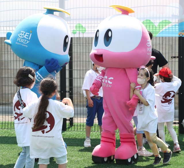 한국공항공사는 24일 가정의달을 맞아 아프가니스탄 특별기여자 자녀를 초청해 김포국제공항 견학을 실시했다. 아프간 어린이들이 한국공항공사 캐릭터와 장난을 치고있다.