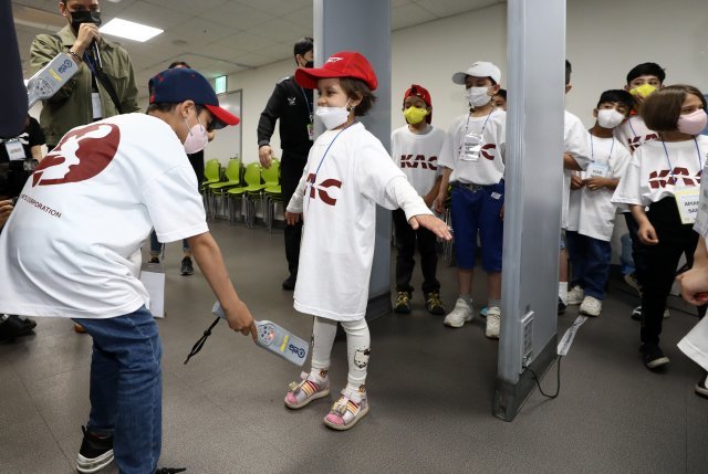 24일 오전 서울 강서구 김포공항 국내선 보안검색교육장에서 아프가니스탄 특별기여자 자녀들이 보안검색 체험을 하고 있다. 사진공동취재단