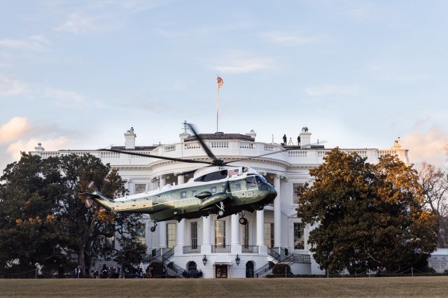 미 대통령 전용 헬기 VH-3D ‘시킹’이 백악관에서 이륙하고 있다. 
백악관 SNS