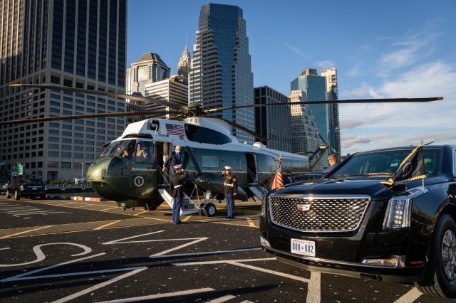 조 바이든 미 대통령이  전용 헬기 VH-3D ‘시킹’에서 내려 캐딜락 원으로 이동하고 있다. 백악관 SNS