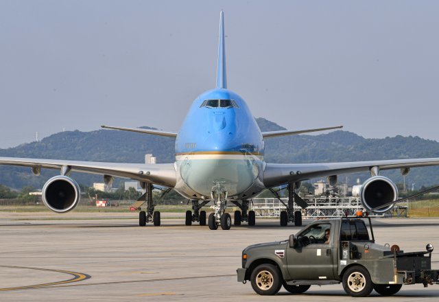 조 바이든 미국 대통령이 탑승한 에어포스원이 20일 경기도 오산 미 공군기지에서 이동하고 있다. 바이든 대통령은 20~22일 한국, 22~24일 일본을 순차적으로 방문한다. 사진공동취재단