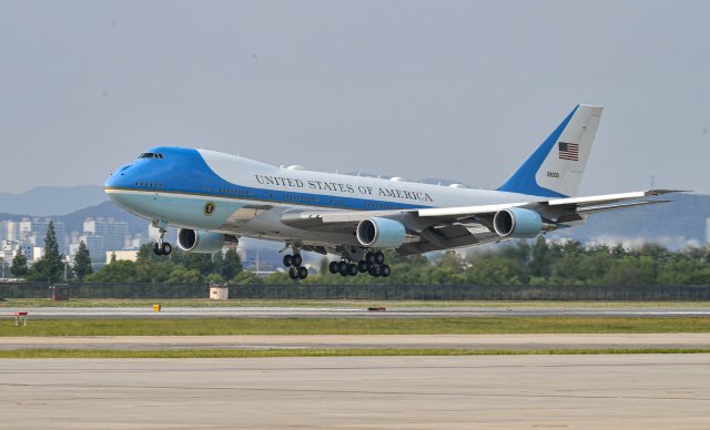 조 바이든 미국 대통령이 탑승한 에어포스원이 20일 경기도 오산 미 공군기지에 착륙하고 있다. 사진공동취재단