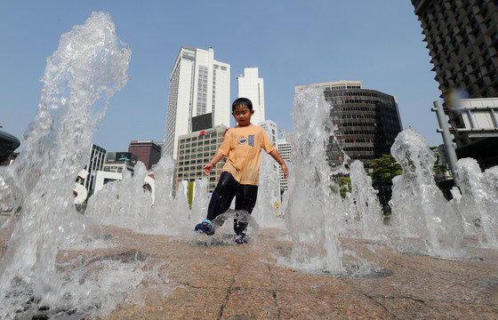 서울 낮 최고기온 30.1도를 기록하는 등 올해 들어 가장 더운날인 23일 오후 서울광장 분수대에서 한 어린이가 물놀이를 하고 있다. 2022.5.23/뉴스1