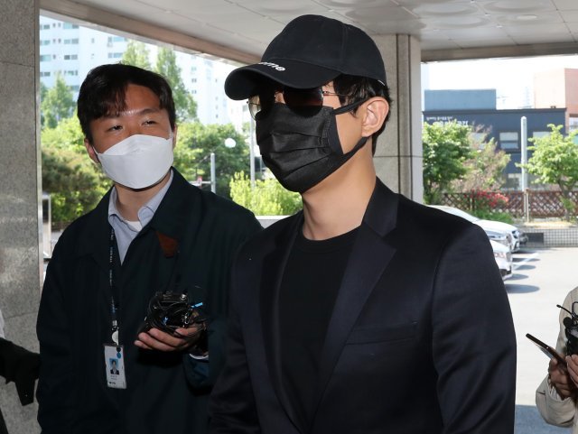 아프리카TV 코인전문 BJ A 씨가 16일 오전 서울 성동경찰서로 조사를 받기 위해 출석하고 있다. A 씨는 최근 폭락한 암호화폐 루나·테라 발행사 테라폼랩스 권도형 대표의 주거지에 무단침입한 혐의를 받고 있다. 뉴스1