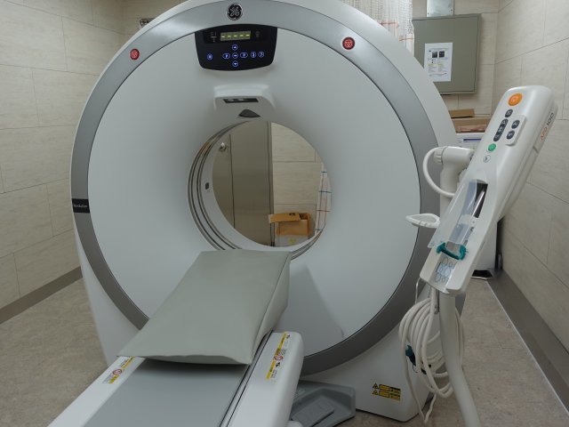 병원 외부에 설치된 코로나 확진자 전용 드라이브 스루 컴퓨터단층촬영(CT) 기기.