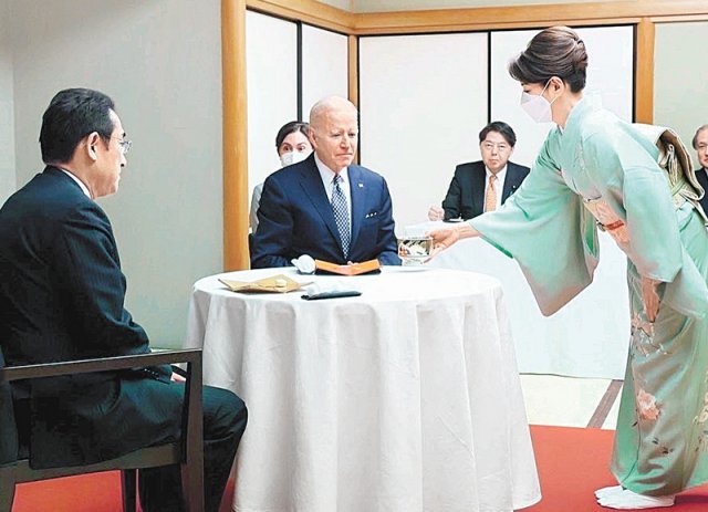 기시다 후미오 일본 총리(왼쪽)의 부인 기시다 유코 여사가 일본 전통 의상 기모노를 입고 직접 우려낸 말차를 조 바이든 미국 대통령에게 따라 주고 있다. 사진 출처 일본 총리관저 트위터
