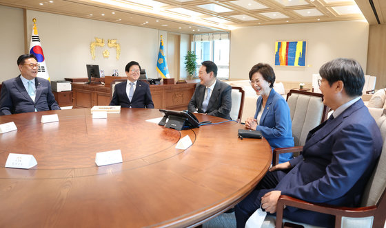 윤석열 대통령이 24일 용산 대통령실 청사 집무실에서 박병석 국회의장을 비롯한 의장단을 접견하고 있다. 사진 왼쪽부터 정진석 부의장, 박 의장, 윤 대통령,  김상희 부의장, 이춘석 사무총장. 대통령실 제공