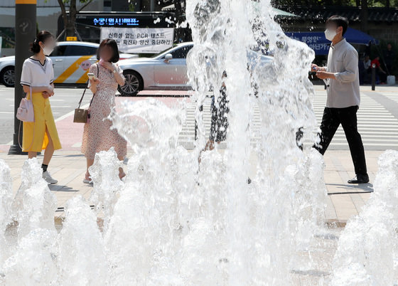연일 무더위가 이어지가 있는 24일 오후 서울 중구 서울시청 앞 광장 분수대에 시원한 물줄기가 뿜어져 나오고 있다. © News1
