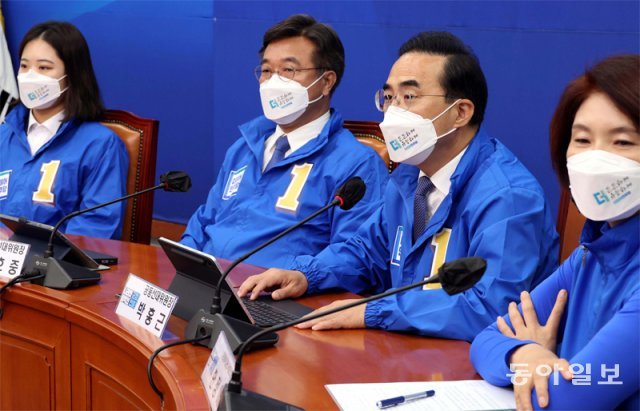 25일 국회에서 열린 더불어민주당 국정균형과 민생안정을 위한 선대위 합동회의에서 박홍근 공동선대위원장(오른쪽에서 두번째)이 발언을 하고 있다. 원대연 기자 yeon72@donga.com