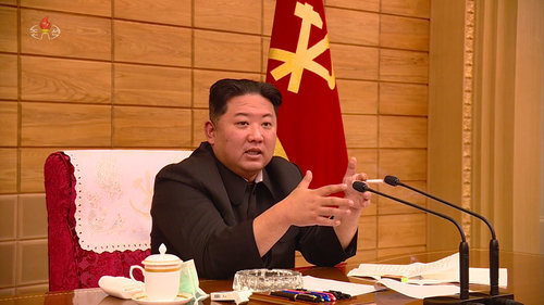 북한 조선중앙TV는 김정은 북한 조선노동당 총비서 겸 국무위원장이 지난 14일 중앙위원회 정치국 협의회를 주재하고 코로나19 상황에 대한 보고를 받았다고 15일 보도했다. (조선중앙TV 캡처) 뉴시스