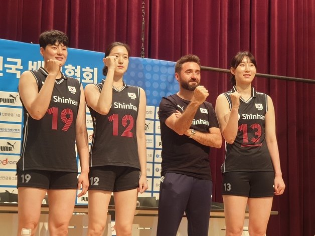 여자배구대표팀의 김희진, 이다현, 세자르 감독, 박정아(왼쪽부터)가 25일 진천선수촌에서 열린 여자배구대표팀 미디어데이에서 기념 촬영을 하고 있다. © 뉴스1