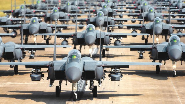 F-15K 30여대 지상 활주 훈련 북한이 탄도미사일을 발사한 25일 군 당국이 전날 공군 F-15K 전투기 30여 
대가 실시한 ‘엘리펀트워크(Elephant Walk·코끼리의 행진)’ 훈련을 공개했다. 엘리펀트워크는 다수의 전투기가 최대 무장을
 장착하고 밀집 대형으로 이륙 직전까지 지상 활주하는 훈련으로 대북 억제 수단 중 하나다. 합동참모본부 제공