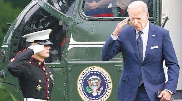 한국과 일본 순방을 마치고 워싱턴에 도착한 조 바이든 미국 대통령이 24일(현지 시간) 백악관으로 이동해 전용 헬기에서 내리고 있다. 워싱턴=AP 뉴시스