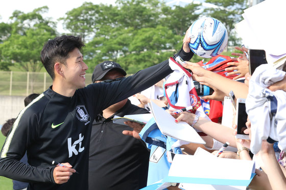 한국 축구대표팀의 오픈 트레이닝이 팬들이 지켜보는 앞에서 다시 진행된다. /뉴스1