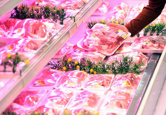 25일 서울 한 대형마트 정육매장에서 시민들이 돼지고기를 살펴보고 있다. 한국은행에 따르면 4월 축산물과 수산물 물가는 전월 대비 각각 7.4%, 2.6% 올랐다. 돼지고기가 무려 28.2% 올라 가장 많이 오른 품목으로 집계됐다. 2022.5.25/뉴스1